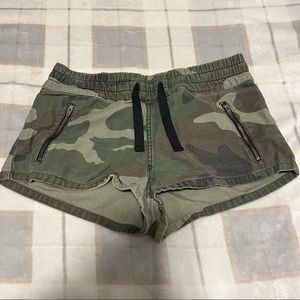 ✨SOLD✨Aritzia TNA Camo Short Shorts Size Small
